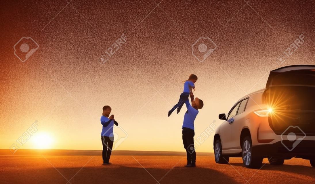 Famiglia felice con viaggio in macchina. vacanze estive in auto al tramonto, papà, mamma e figlia viaggiano felici si divertono insieme guidando durante le vacanze, lo stile di vita delle persone guida in automobile.