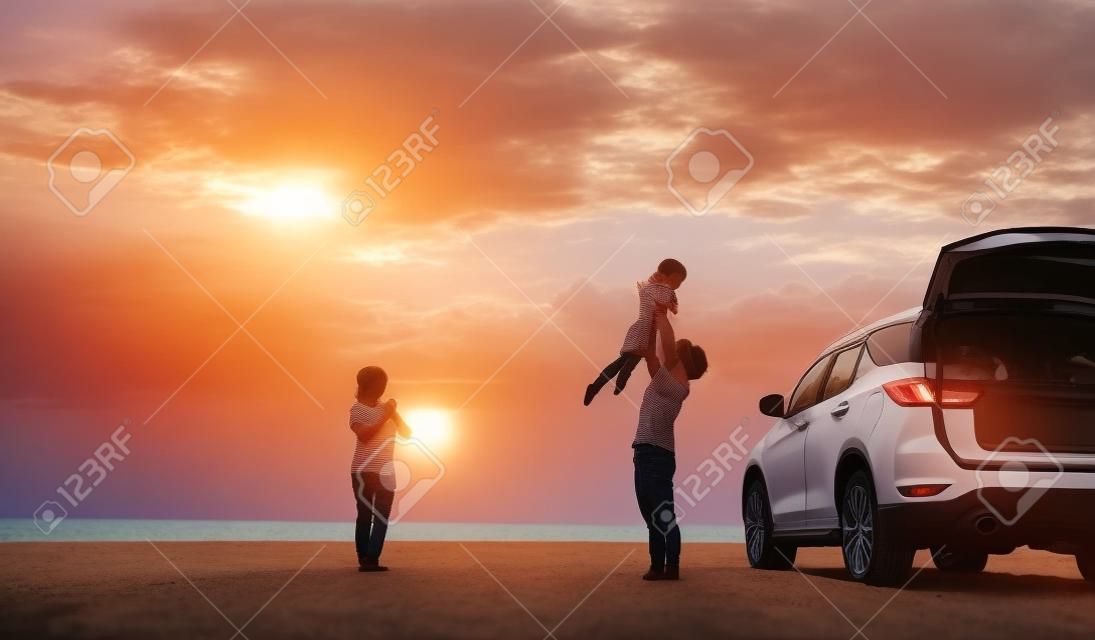 Famiglia felice con viaggio in macchina. vacanze estive in auto al tramonto, papà, mamma e figlia viaggiano felici si divertono insieme guidando durante le vacanze, lo stile di vita delle persone guida in automobile.