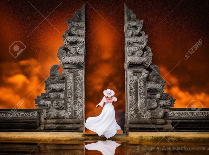 Donna asiatica in piedi al tempio Lempuyang Luhur a Bali, Indonesia