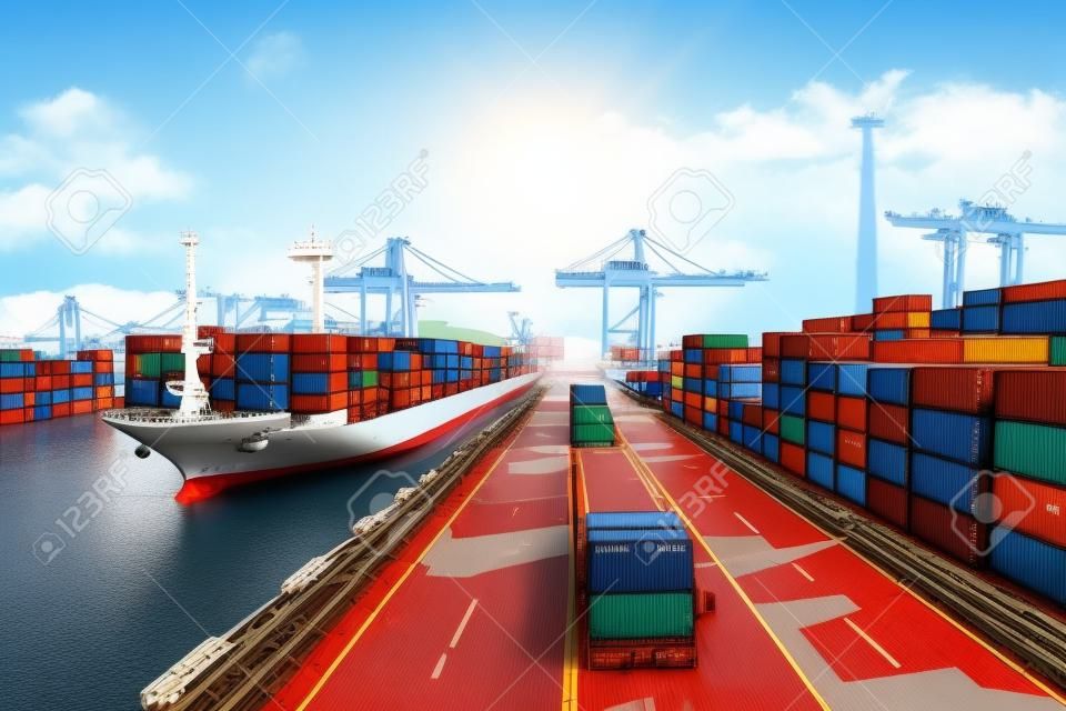 El mundo del transporte marítimo representa un puerto bullicioso con buques de carga de varios tamaños y tipos cargando y descargando mercancías mediante grúas generadas con IA.