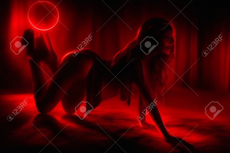 Bdsm-Artporträt der jungen sexy Frau im dunklen Nachtinnenraum