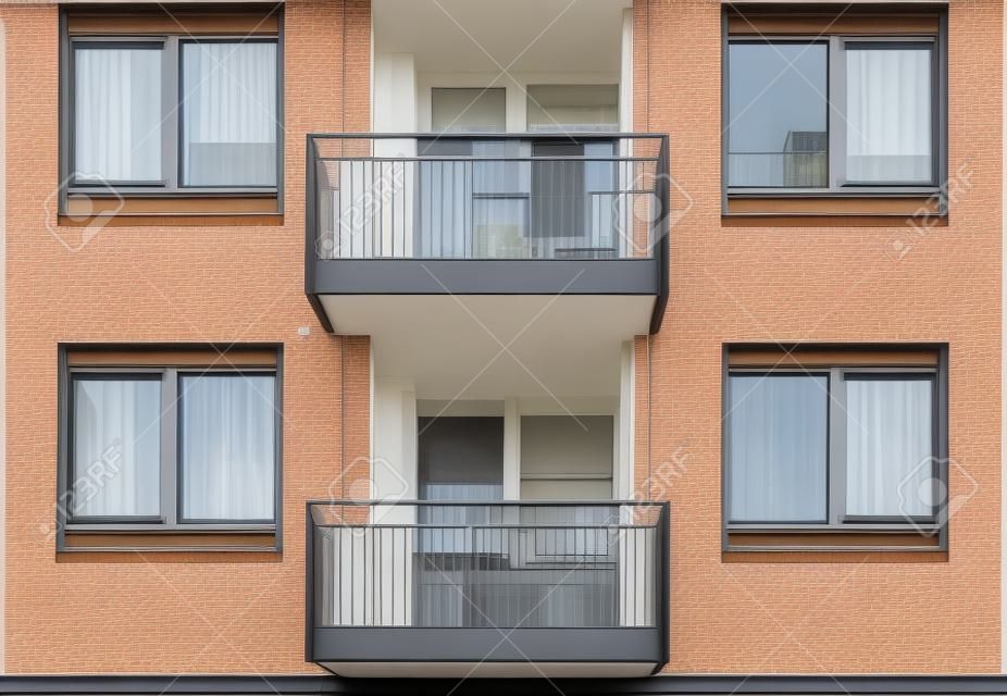 appartementen met balkons en ramen, nieuwe moderne architectuur