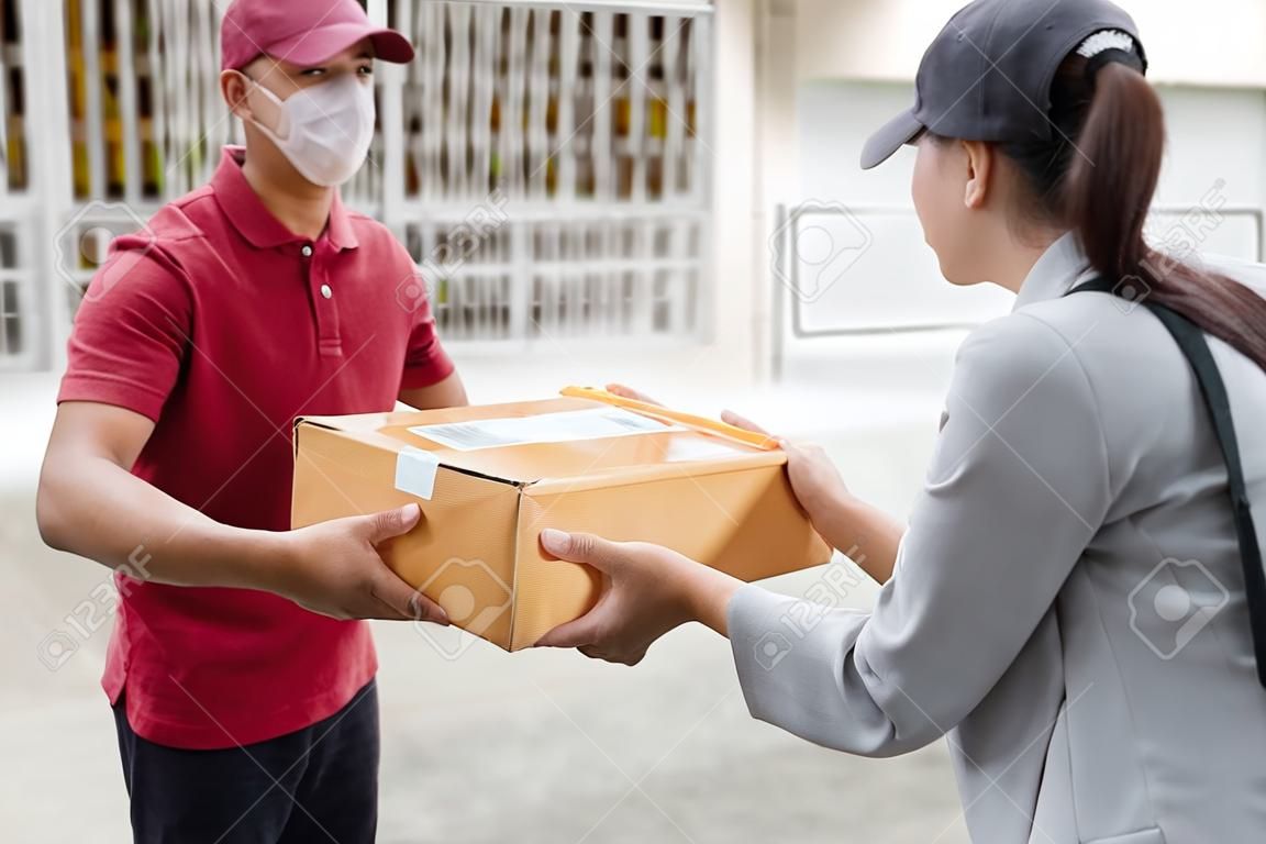 配達員は顧客に配達する小包を運びます
