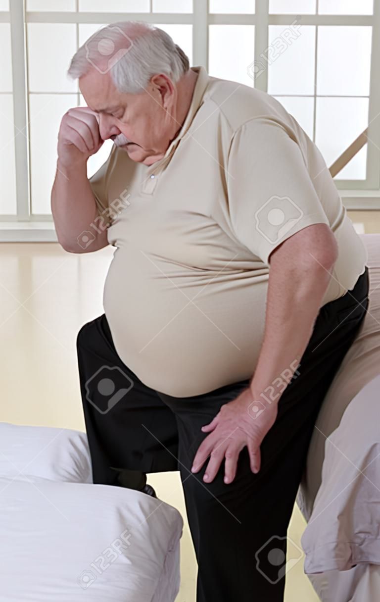 Overgewicht senior man bezorgd over zijn gezondheid