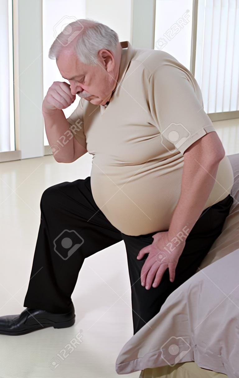 Overgewicht senior man bezorgd over zijn gezondheid