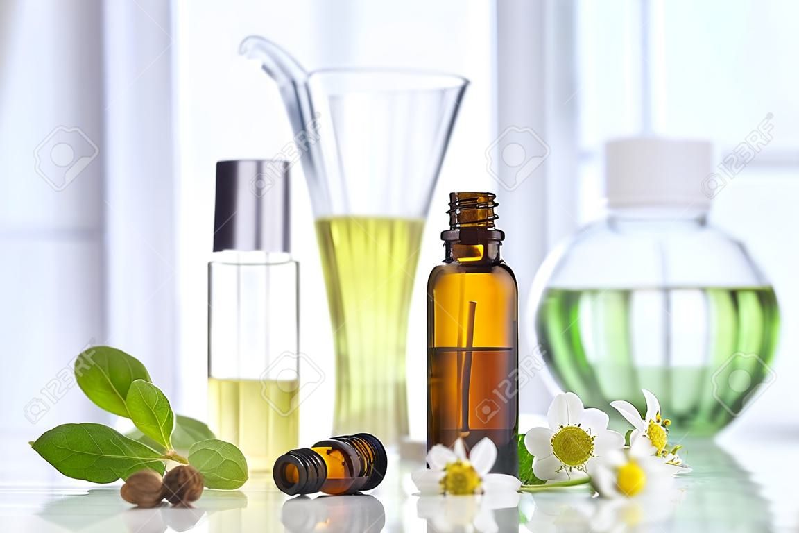 Vários óleos essenciais de plantas aromáticas frescas
