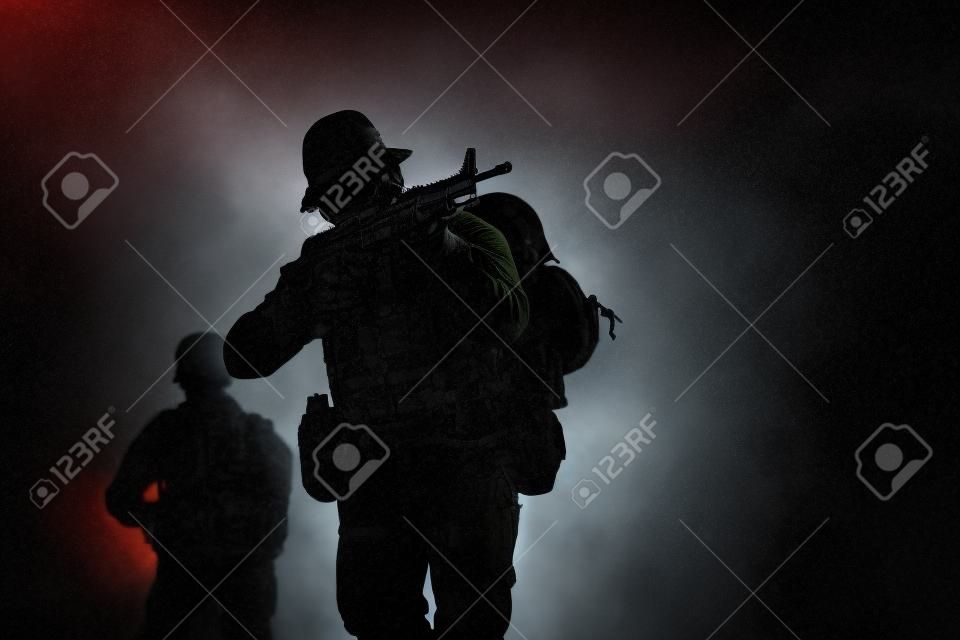 i soldati d'azione silhouette camminano tengono le armi nella giungla