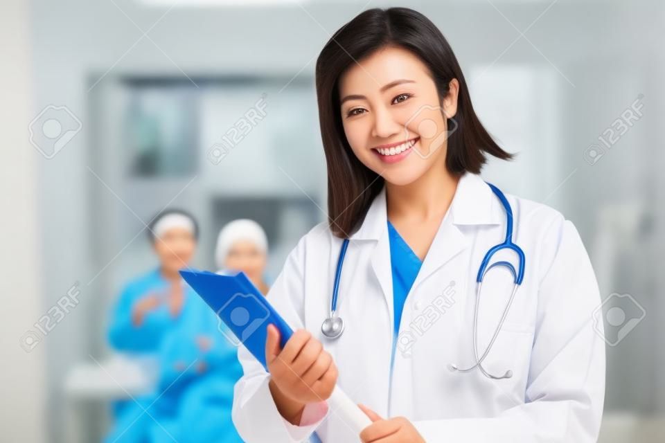 Azjatycka lekarka uśmiechała się przyjaźnie podczas pracy w szpitalu. koncepcje opieki zdrowotnej, chirurgii plastycznej, pielęgnacji urody
