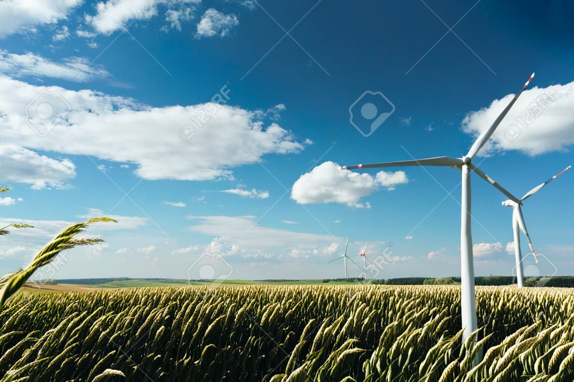 Turbinas eólicas no país filelds. Turbinas farm.Village de vista aérea drone. Bela aldeia com casas e campos em Nysa, Polônia. terras agrícolas polonesas.