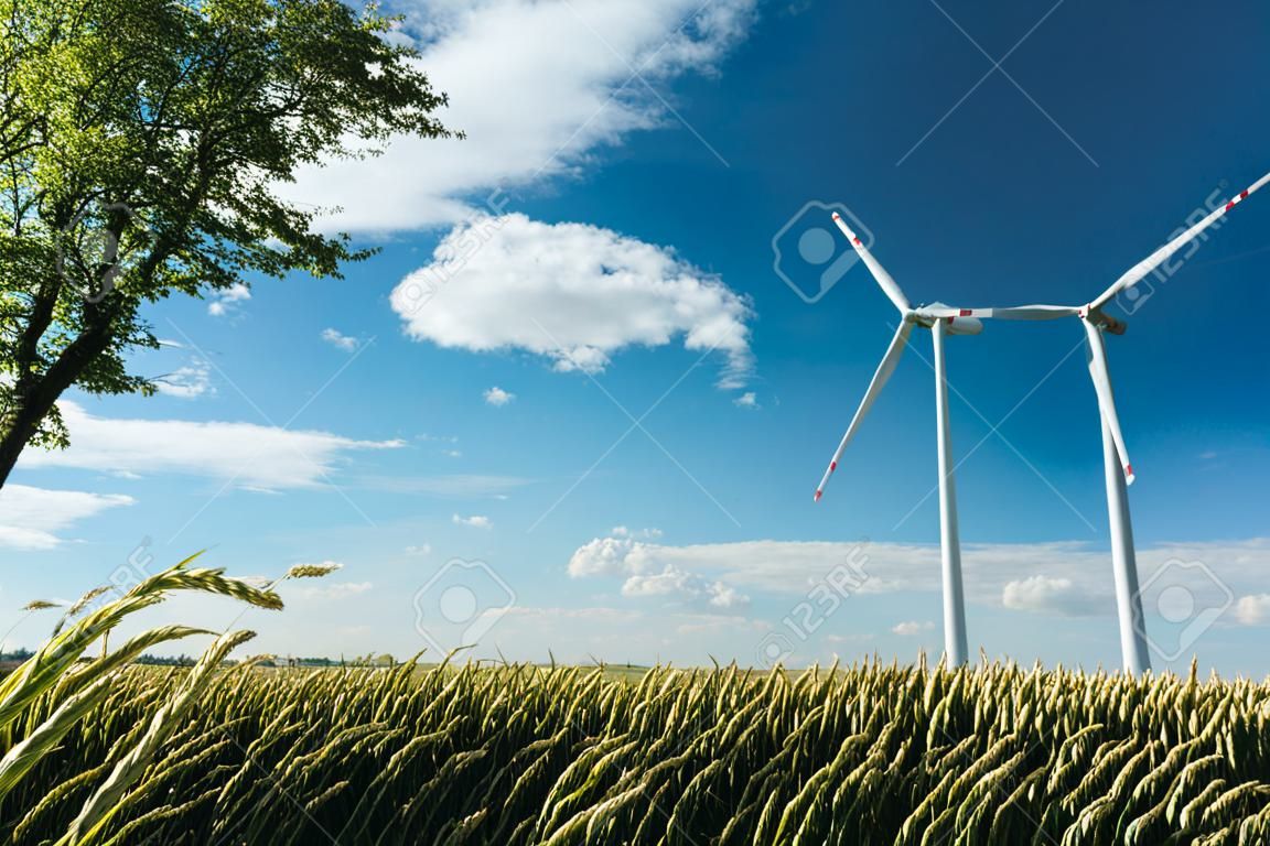 Turbinas de viento en los campos del país. Granja de turbinas. Aldea desde vista aérea de drones. Hermoso pueblo con casas y campos en Nysa, Polonia. Tierras de cultivo polacas.