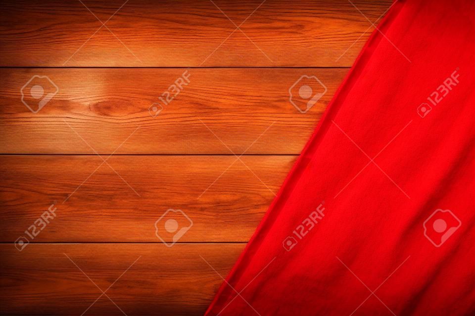 Rode handdoek boven houten keukentafel. Uitzicht van boven met kopieerruimte