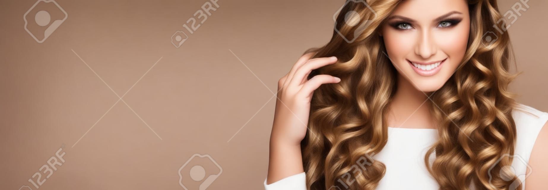 Schönheitsmodemodell mit langem glänzendem Haar, Wellen und Lockenvolumenfrisur. Friseur. Frau mit gesundem Haar Mädchen mit luxuriösem Haarschnitt