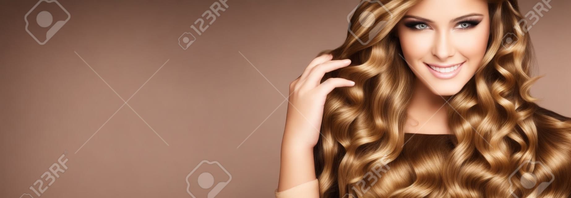 Schönheitsmodemodell mit langem glänzendem Haar, Wellen und Lockenvolumenfrisur. Friseur. Frau mit gesundem Haar Mädchen mit luxuriösem Haarschnitt