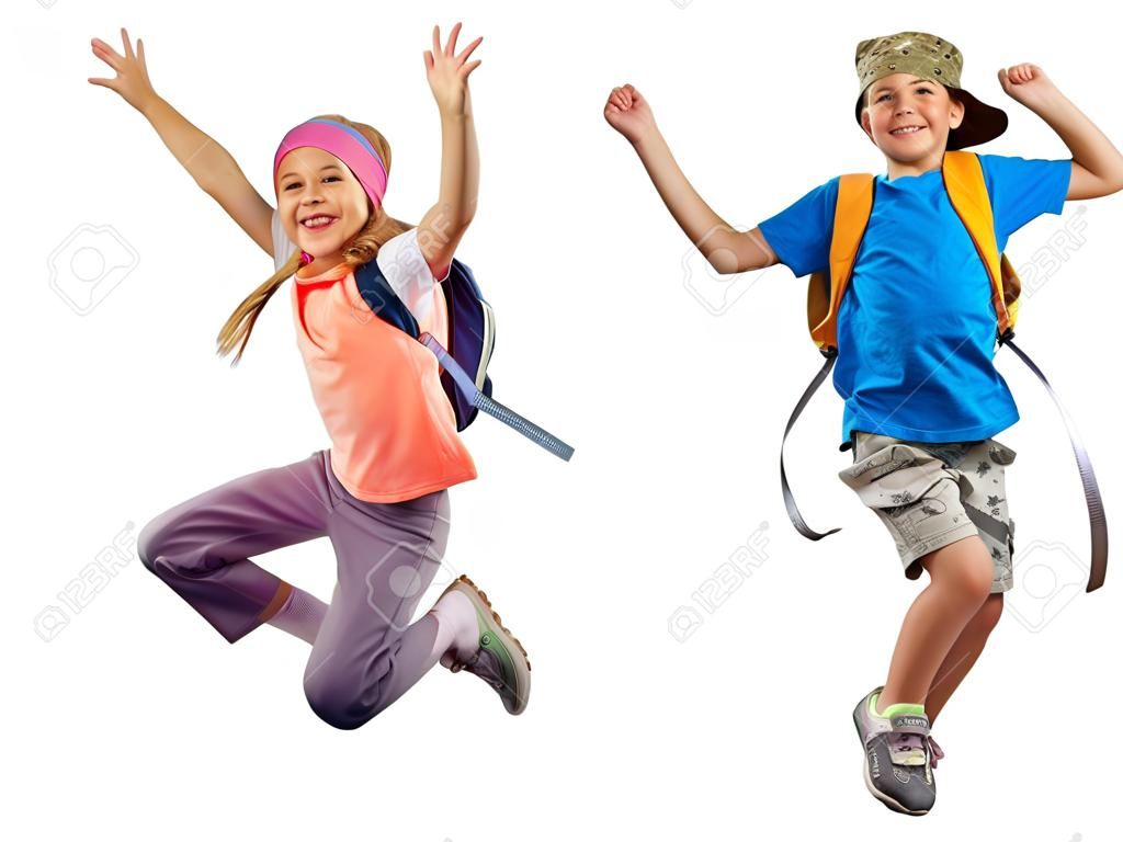 Portrait d'une écolière sauter et danser heureuse avec sac à dos et bandeau. Isolé sur fond blanc