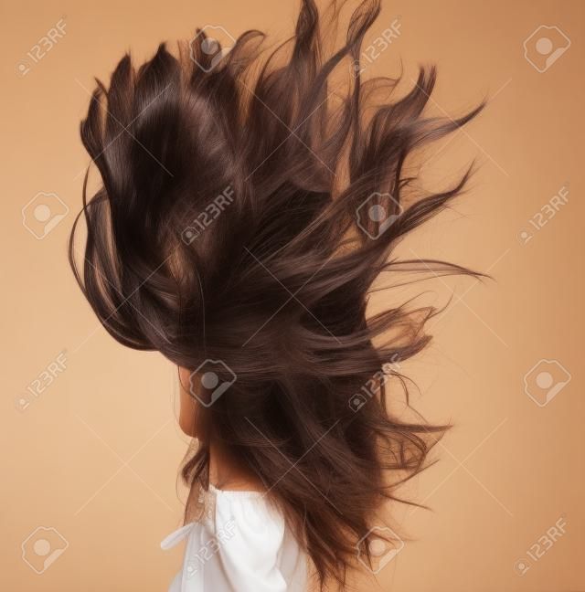 Adatti il ??ritratto di ragazza asiatica con capelli che fluttuano leggermente nel vento