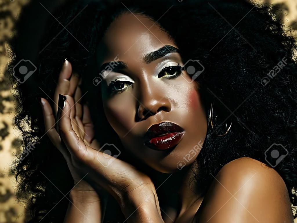 Superbe portrait d'une femme noire afro-américaine sur fond doré