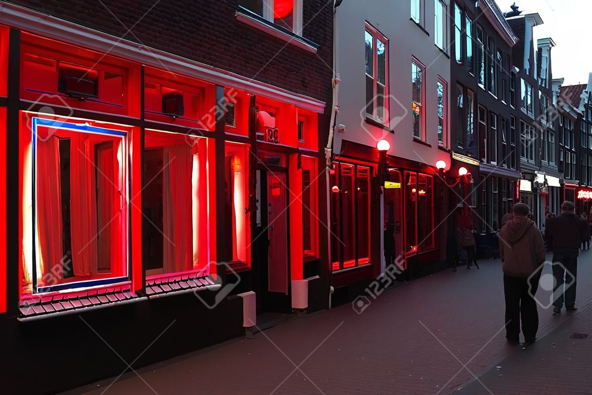 Berühmtes Rotlichtviertel am Abend in Amsterdam, Holland (Niederlande).
