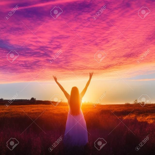 mulher, stadning, campo, sobre, pôr do sol, sob, belo, céus, conceito liberdade