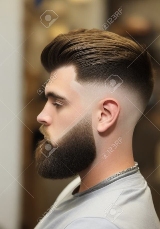 Corte de cabelo masculino na barbearia. Corte de cabelo masculino, barbear.
