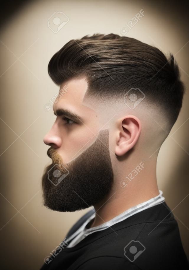 Strzyżenie męskie w zakładzie fryzjerskim. strzyżenie męskie, golenie.