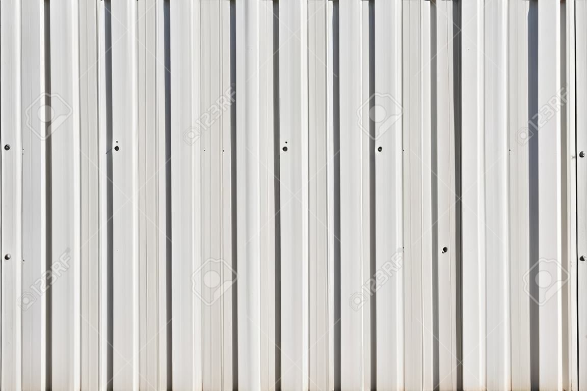 Revestimiento de metal gris cerca con líneas verticales de fondo