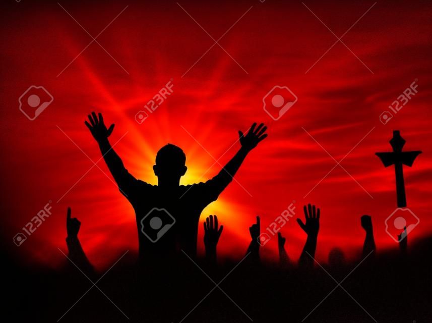 Concetto di lode e adorazione: Silhouette umana che alza le mani per pregare Dio sulla croce sfocata con la corona di spine sullo sfondo del tramonto