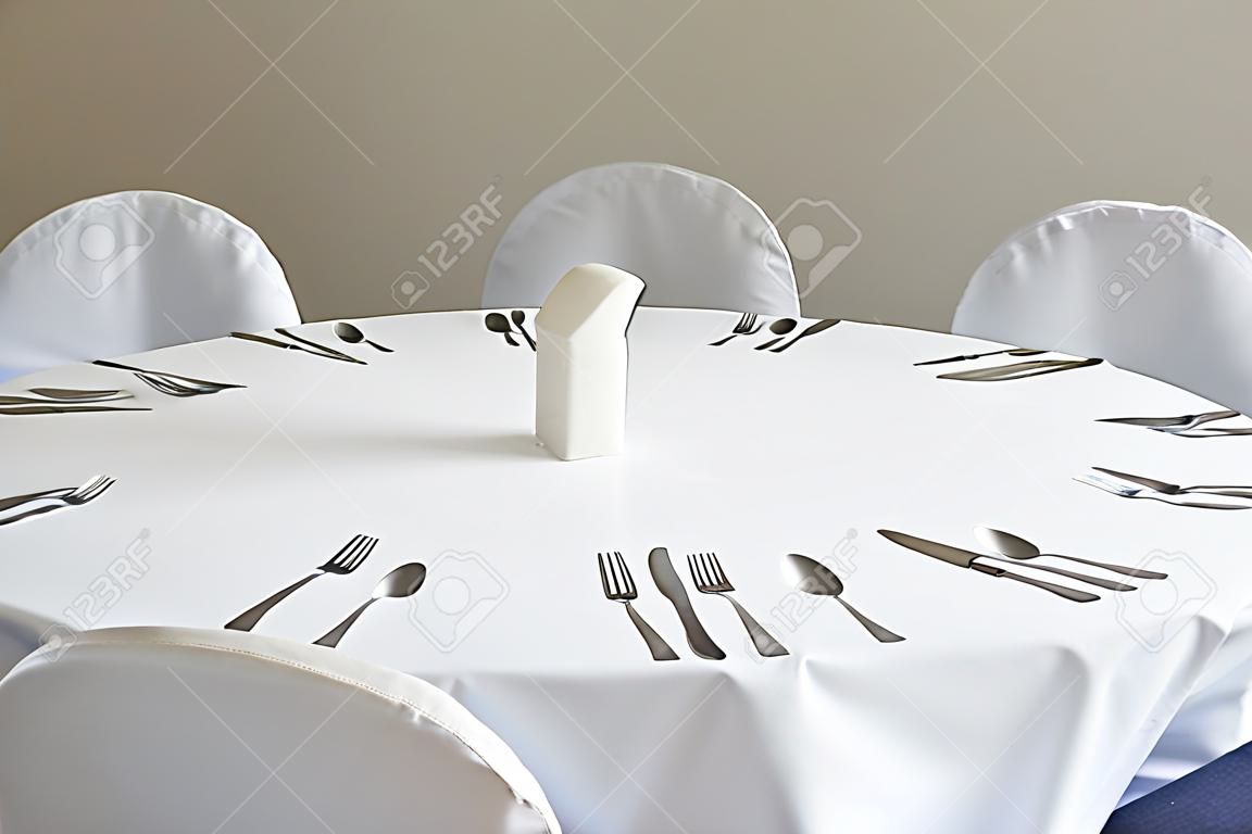 Изысканный ресторан обеденным столом обстановка места