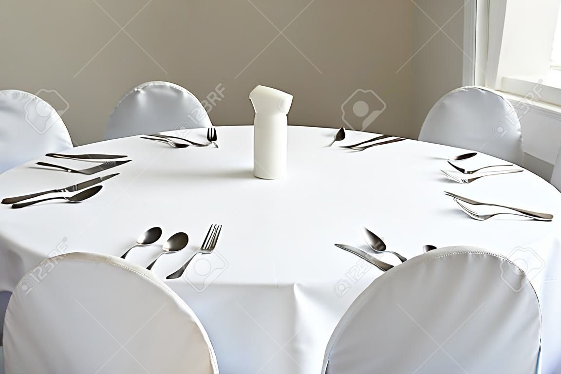 고급 레스토랑 저녁 식사 테이블 장소 설정