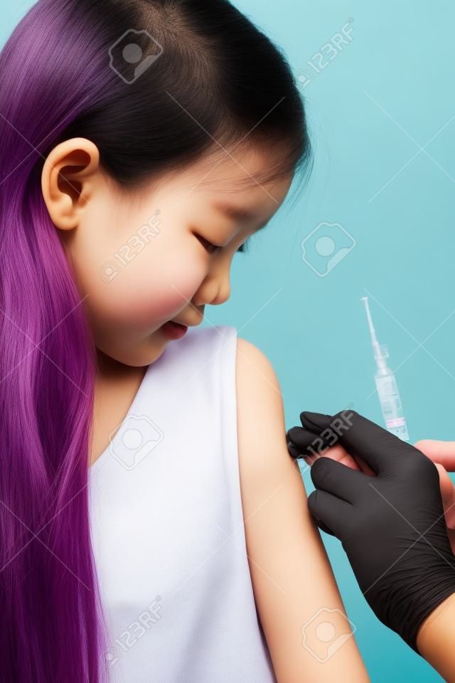 Doctor give injection to Asian girl s arm