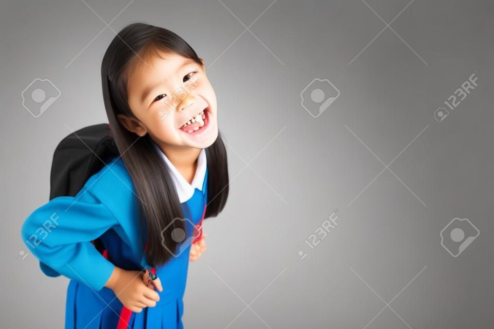 beyaz zemin üzerine okul çantası okul üniformalı Asya çocuğun portresi izole