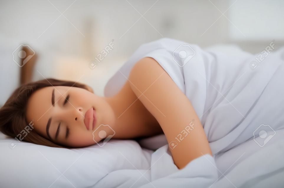hermosa chica duerme en el dormitorio