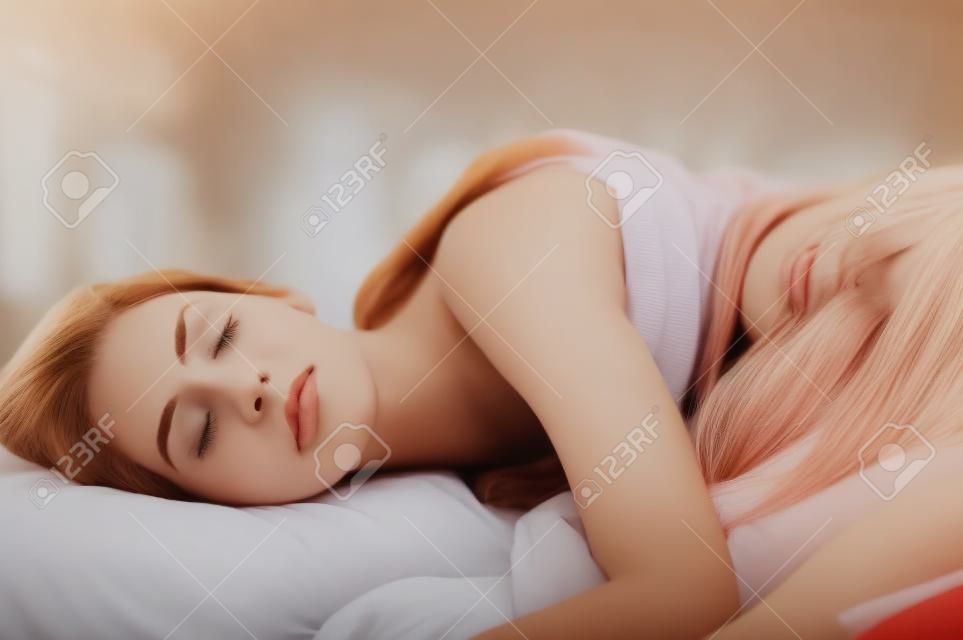 hermosa chica duerme en el dormitorio