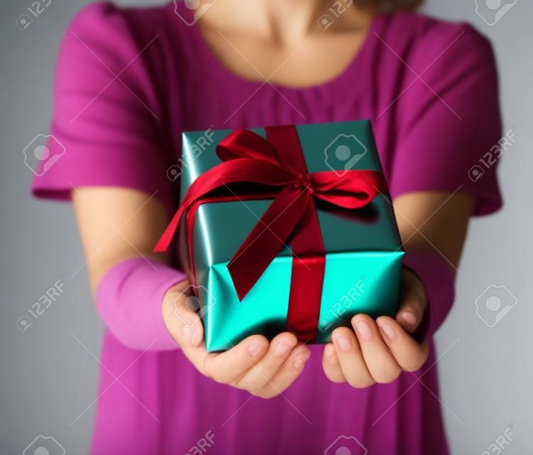 menschliche Hände halten ein Geschenk