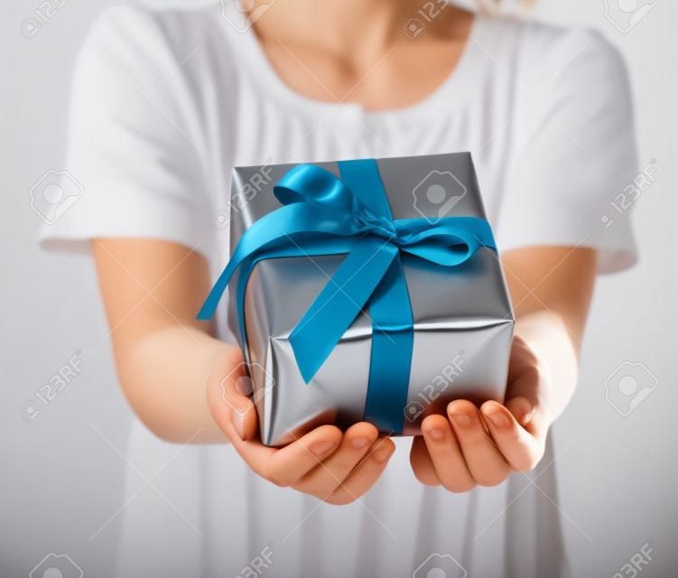 Bir hediye tutarak insan eller
