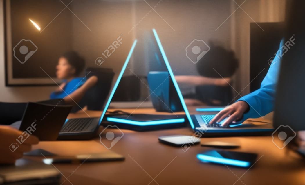man en vrouw die aan hun computers werken.