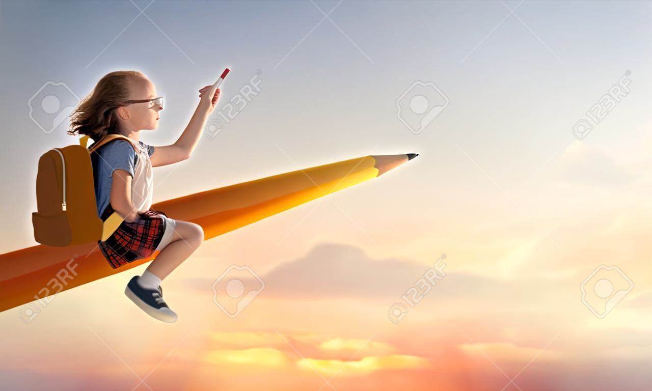 Zurück zur Schule! Glückliches süßes fleißiges Kind, das auf dem Bleistift auf dem Hintergrund des Sonnenunterganghimmels fliegt. Konzept der Bildung und des Lesens. Die Entwicklung der Vorstellungskraft.