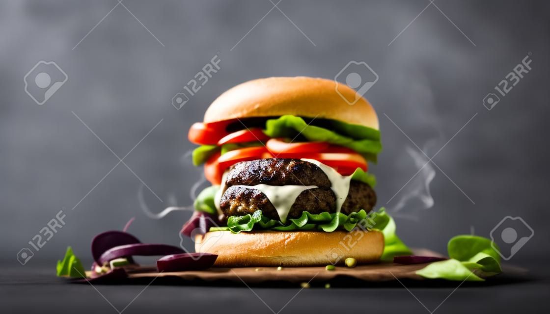 Köstlicher frischer Burger auf dunklem Hintergrund. generative KI