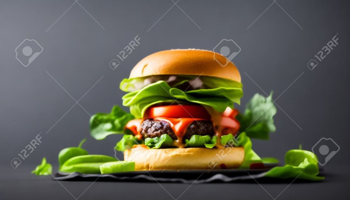 Köstlicher frischer Burger auf dunklem Hintergrund. generative KI