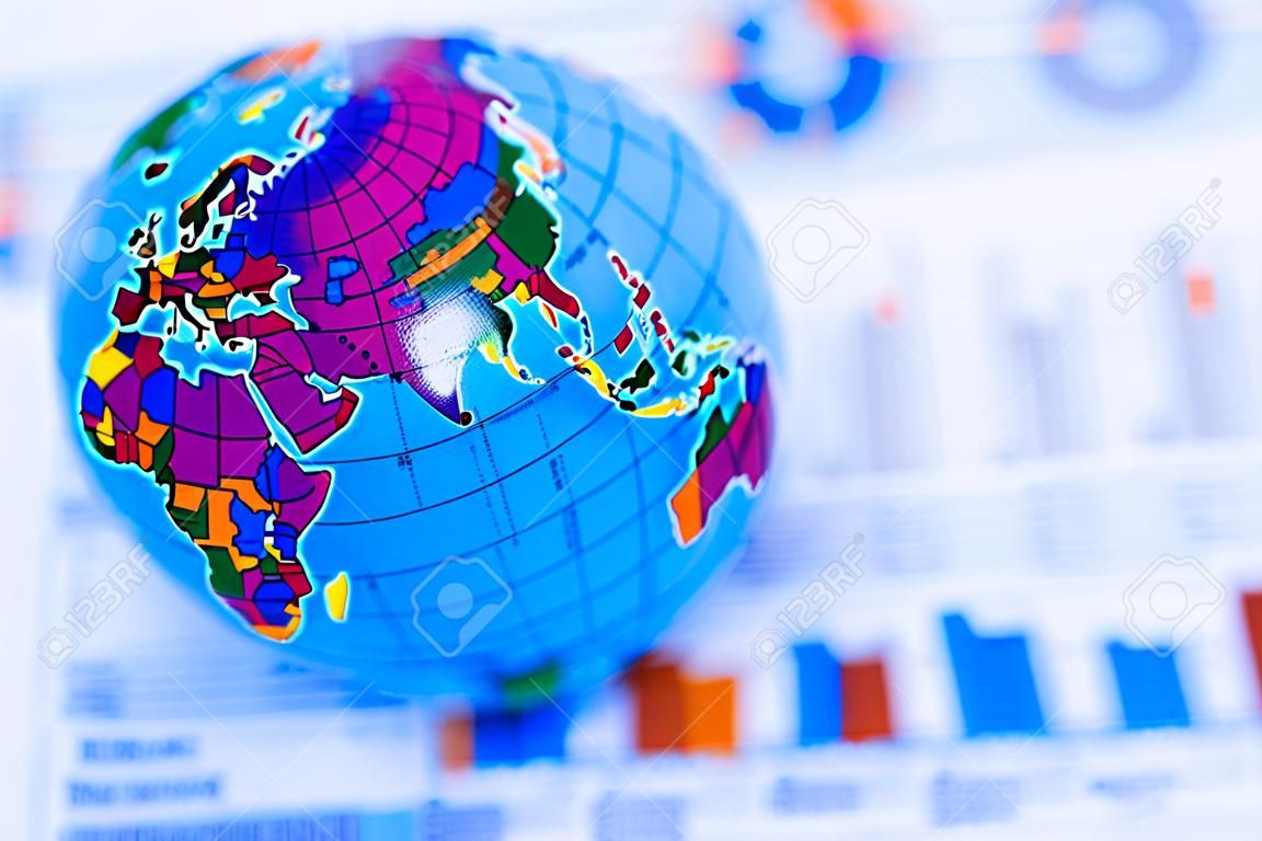 Papel gráfico com mapa do mundo do globo em. Finanças, Conta, Estatísticas, Investimento, Economia de dados de pesquisa analítica e Conceito de reunião de empresa de negócios.