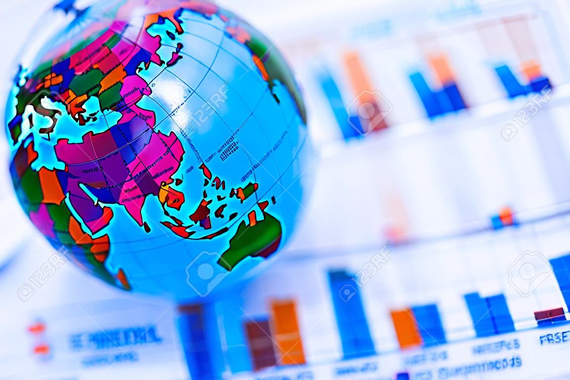 Papier milimetrowy z mapą świata globu na temat statystyk rachunków finansowych, analityki inwestycyjnej, badań danych, gospodarki i koncepcji spotkania firmy biznesowej