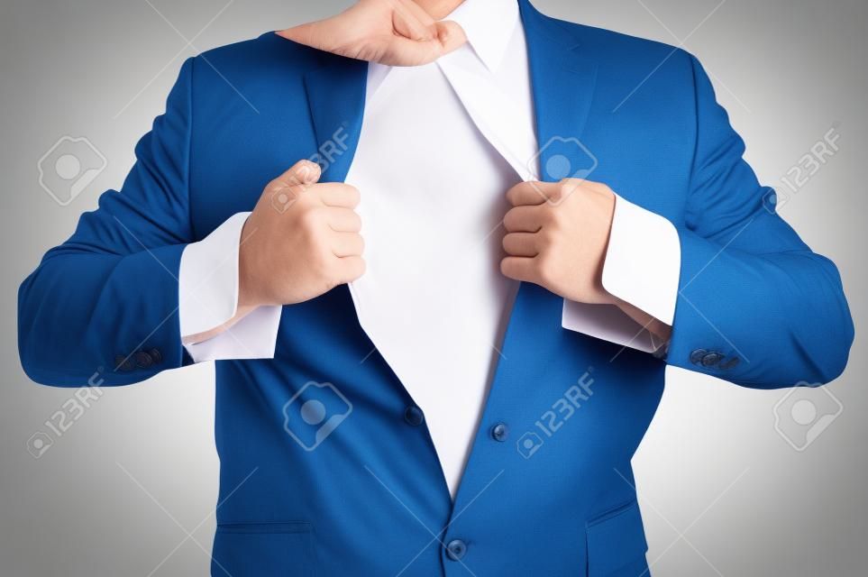L'homme d'affaires déchirer chemise pour devenir un superhéros