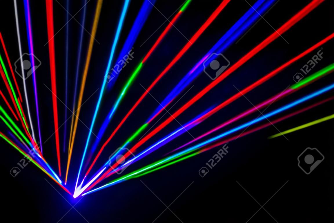 在簡單的黑背景的五顏六色的激光作用。