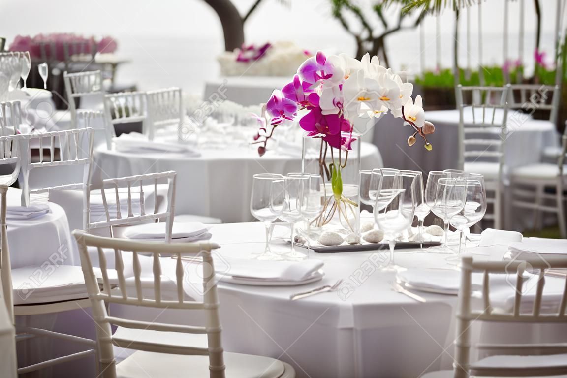 Pieza central de la orquídea en un evento o boda recepción al aire libre
