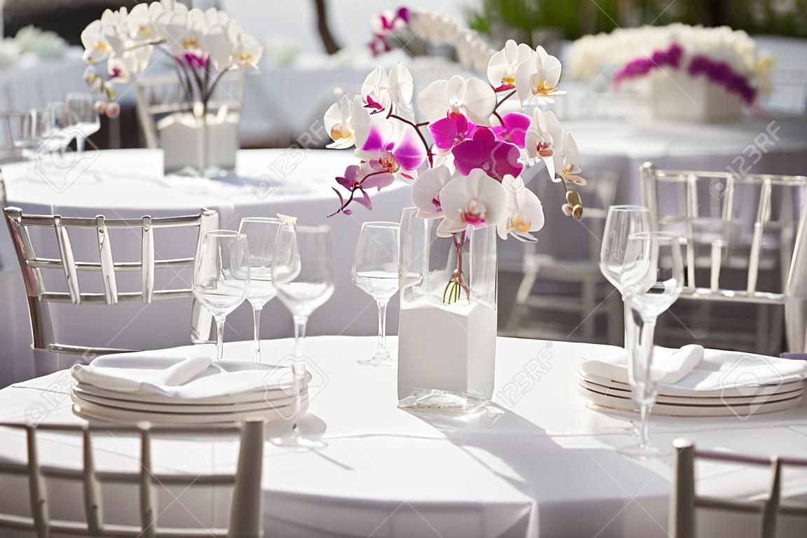Orchid centralnym na imprezy plenerowej lub ślubu recepcji