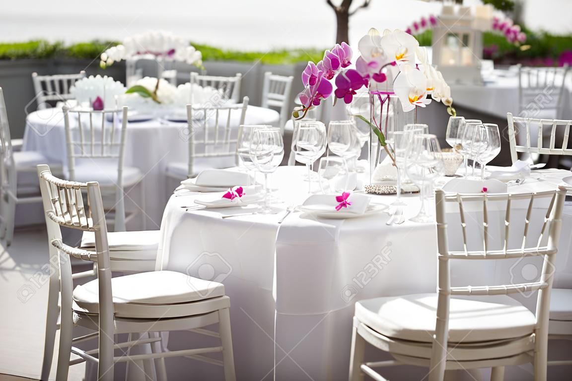 Pieza central de la orquídea en un evento o boda recepción al aire libre