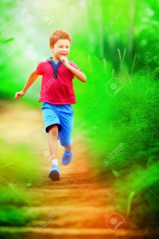 Chico joven corriendo en la naturaleza