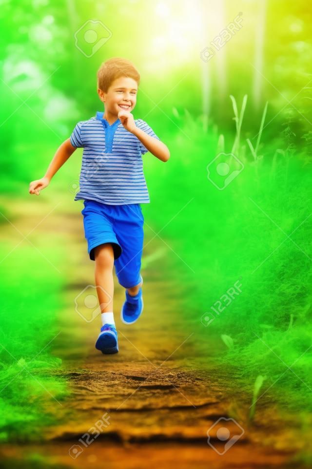 Chico joven corriendo en la naturaleza