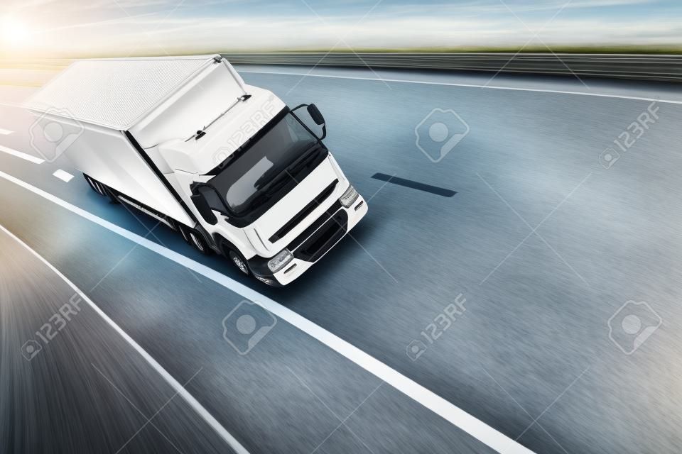 Una camioneta blanca en la carretera - el concepto de entrega