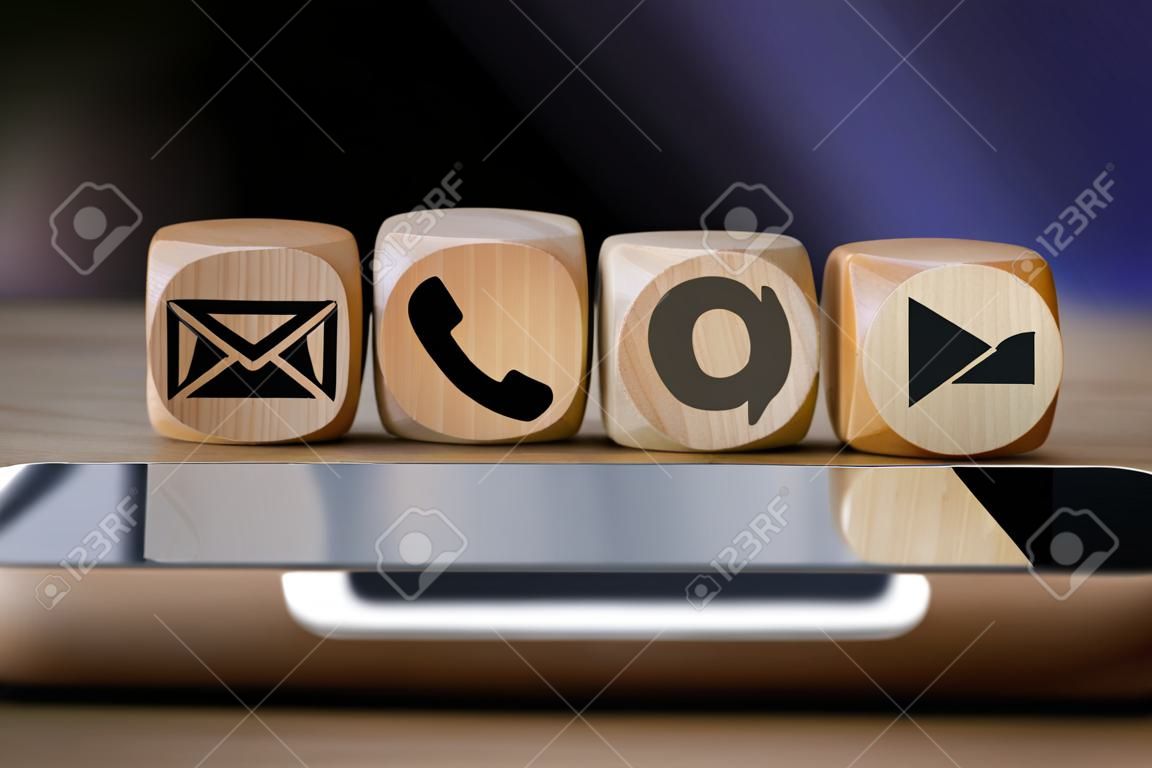 연락 방법. 전화, 이메일, 채팅 및 게시물 아이콘 나무 블록의 클로즈업.