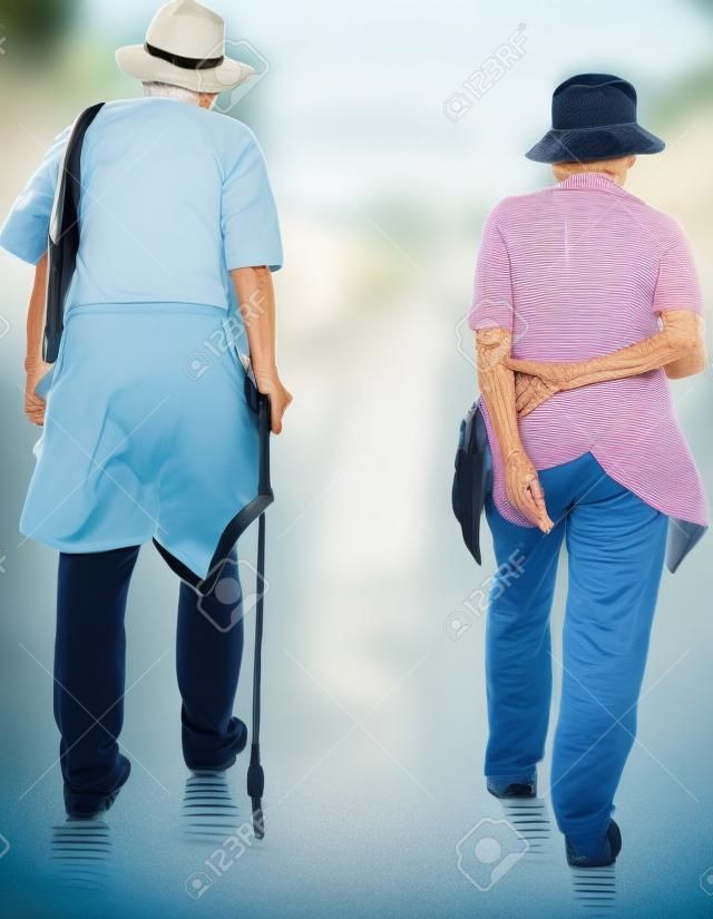Los cónyuges ancianos van de paseo